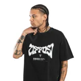 Remera negra con estampa frontal con la palabra "Tiffosi" en letras estilo graffiti.