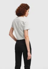 Remera de manga corta color crudo con estampado central de un diseño floral con la palabra "Australia" y el año "1946".