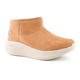 Botín Skechers Max Cushioning Essential Cozy Step color marrón claro, sin cordones, con parte superior de gamuza tratada con 3M Scotchgard, forro de piel sintética, plantilla Skechers Air-Cooled Goga Mat y entresuela Max Cushioning con tecnología ULTRA GO.