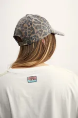 Remera blanca de corte holgado y mangas cortas con dobladillo.