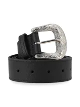 Cinturón negro de cuero sintético con hebilla metálica plateada con diseño floral.