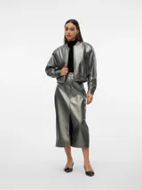Campera bomber plateada de cuero sintético con cuello, puños y cintura elastizados.