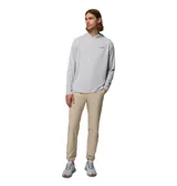 Remera con capucha Columbia PFG Solar Stream Hoodie, color gris claro, de manga larga, con logo de la marca en el pecho y tecnología Omni-Shade™ de flujo de aire de amplio espectro con protección UPF 50 y Omni-Wick™.