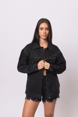 Campera de jean negra con tachas plateadas en cuello, hombros y mangas.