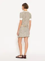 Minifalda tejida multicolor de calce al cuerpo y silueta corta. Presenta cartera media en lateral con broches para cerrar.