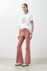 Pantalón jean oxford color lacre, de corte acampanado y tiro alto.