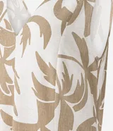 Vestido midi evasê sin mangas, confeccionado en viscolino con estampado de follaje, escote en V y espalda descubierta.