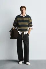 Pantalón negro de corte recto, con bolsillos frontales tipo parche y bolsillos traseros de ojal.