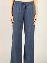 Pantalón recto color marrón claro, con cintura elástica regulable y bolsillos delanteros.