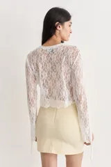 Minifalda color crema con estampado de rosas en negro.