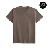 Remera marrón de algodón, con cuello redondo, mangas cortas y logo bordado en el pecho.