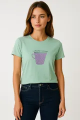 Remera negra de algodón con estampa frontal de una taza de café con la frase "More Espresso Less Depresso".