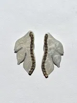 Aro dorado con forma de hoja y detalle de strass.