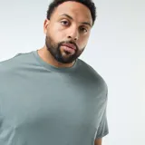 Remera verde de algodón con cuello redondo y mangas cortas.