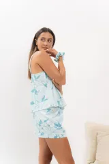 Pijama de seda estampada, compuesto por musculosa con escote en V y espalda recta, y short con elástico en la cintura. Puede incluir detalle de puntilla en el escote.