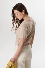 Remera color azul con escote en V y mangas cortas.