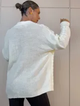 Saco largo abierto de tejido acrílico texturizado color blanco.