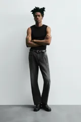 Pantalón de jean celeste de corte flare, con cinco bolsillos, efecto lavado y bajo con acabado irregular.