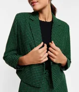 Blazer cropped de poliéster y viscosa con estampado de cuadros verdes y negros, cuello solapa, abotonado delantero, mangas largas y aplicación de strass.