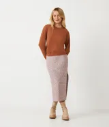 Buzo amarillo de algodón de punto, manga larga y sisa desplazada.