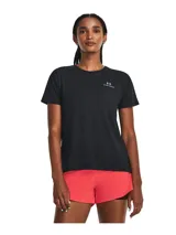 Remera deportiva color lila de manga corta con logo pequeño estampado en el pecho.