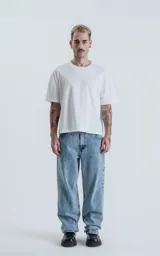 Pantalón de denim celeste con lavado clásico, cinco bolsillos y corte wide leg.