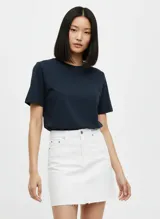 Camiseta de manga corta con cuello redondo, corte regular, color azul marino oscuro.