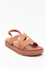 Sandalia color verde militar con tiras anchas cruzadas y hebilla metálica ajustable en el tobillo.