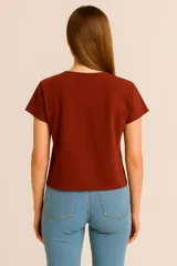 Remera gris oscuro con estampado rectangular color cobre con la frase "just imagine".