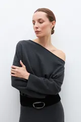 Sweater gris melange de tejido de punto, con escote asimétrico y mangas largas.