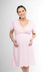 Camisón verde con textura acanalada, escote cruzado con puntilla blanca, corte imperio y mangas 3/4.