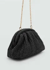 Bolso de mano tipo clutch color beige, tejido en fibra natural. Tiene asa larga desmontable para usar como bandolera, cierre a presión y forro interior.