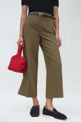 Pantalón culotte color verde oliva, de tiro medio y pierna ancha. Incluye cinturón ajustable con hebilla metálica y cierre lateral con cremallera oculta.
