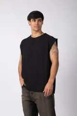 Musculosa oversize color crudo, tejida en lino con textura marcada y terminaciones deshilachadas.