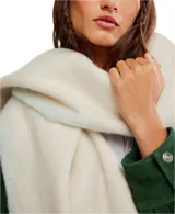 Bufanda manta de tejido suave, color blanco hueso, con flecos definidos en los bordes.