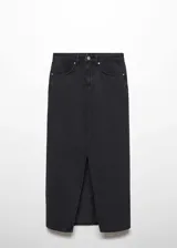 Falda larga de jean negro, de corte recto, tiro medio y abertura frontal.