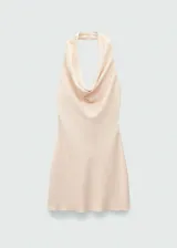 Vestido corto color champagne con cuello drapeado y espalda descubierta.