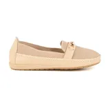 Zapato bajo tipo mocasín color beige, con capellada de tejido calado, detalle de hebilla dorada y suela plana.