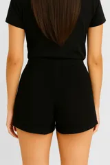 Short negro de viscosa con punto crochet, calce alto y holgado.