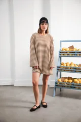 Vestido corto a rayas marrones y beige, de corte holgado y mangas acampanadas.