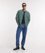 Camisa regular masculina confeccionada en lino, con cuello inglés, mangas largas, abotonado delantero y estampa de cuadros.