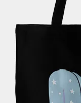 Bolso tote de tela color celeste con estampado de botas de cowboy y texto.