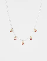 Collar corto de perlas sintéticas con dijes de cerezas rojas y doradas.