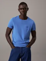 Remera azul de algodón elástico, corte slim, cuello redondo y parche con logo de Calvin Klein en el pecho.