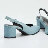 Zapatos de tacón con tira trasera, color celeste denim, con punta fina y tacón cuadrado.