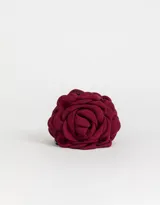 Broche con aplique de flor color borgoña.