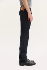 Pantalón de jean azul marino, corte recto, con tiro medio y confeccionado en twill.