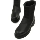 Bota casual Usaflex de cuero negro con caña acolchada y plataforma track.