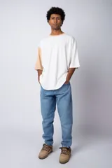 Remera color arena con manga corta negra, cuello redondo con ribete negro y estampado pequeño en el pecho con la frase "Don't worry be happy".