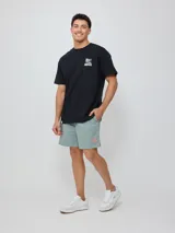 Short gris de algodón con cintura elástica ajustable con cordón y logo estampado en la pierna.